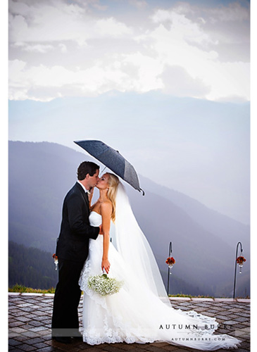 rainy wedding ceremony vail wedding deck colorado mountains kiss