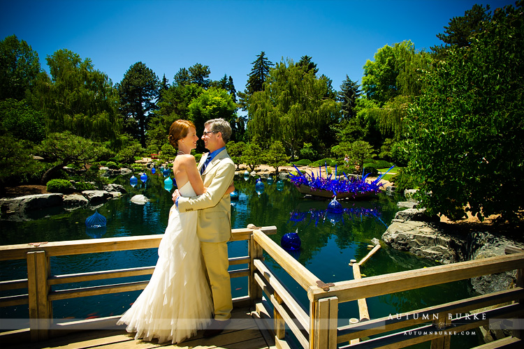 botanic gardens wedding couple with chihuly glass sculpture